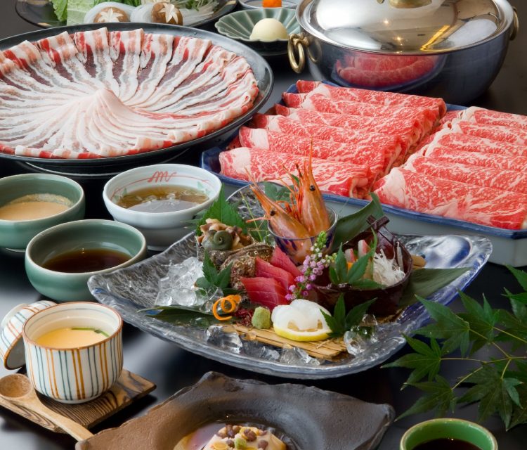 しゃぶしゃぶと刺身、小鉢を並べたご宴会のお料理